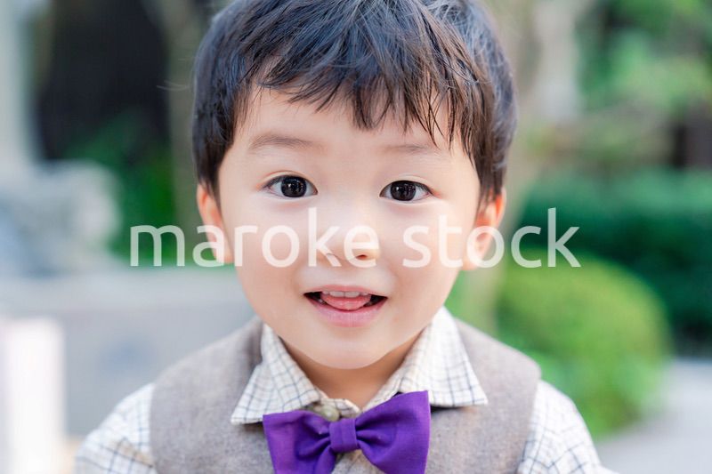 おしゃれな服を着た小さな男の子