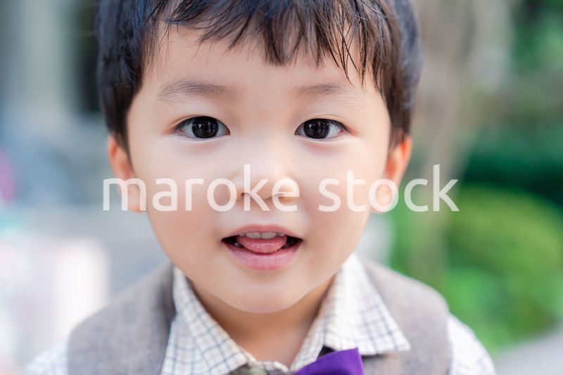 おしゃれな服を着た小さな男の子