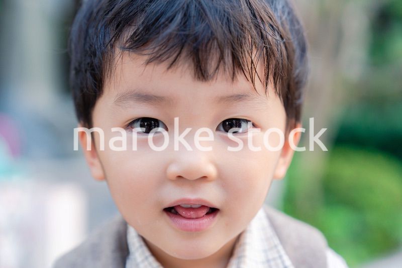 おしゃれな服を着た小さな男の子