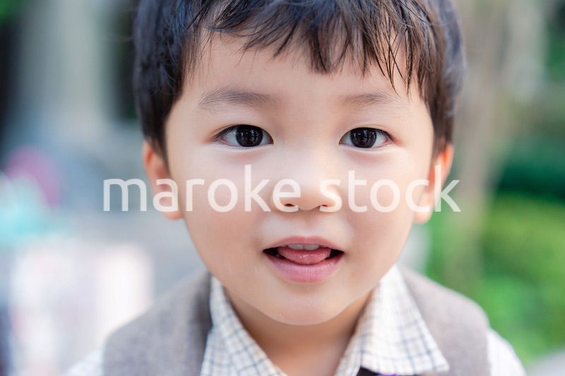 おしゃれな服を着た小さな男の子