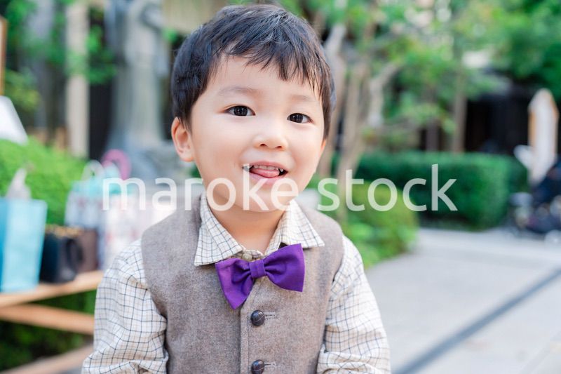 おしゃれな服を着た小さな男の子