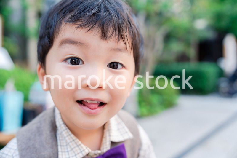 おしゃれな服を着た小さな男の子