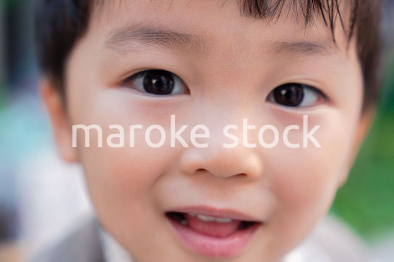 おしゃれな服を着た小さな男の子