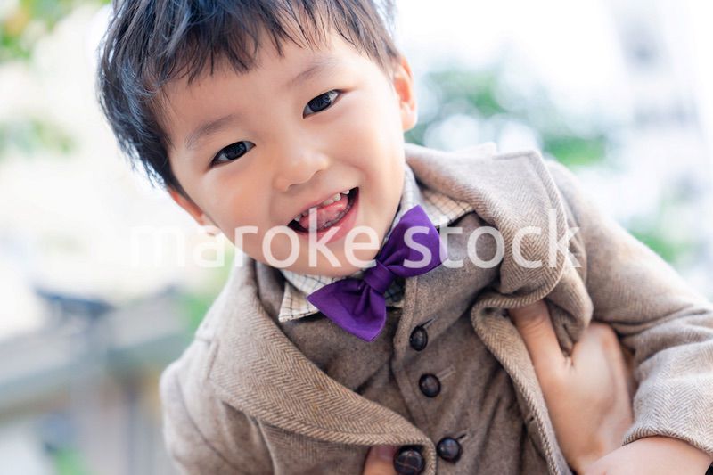 おしゃれな服を着た小さな男の子