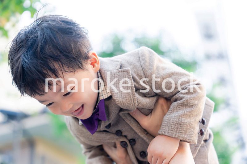 おしゃれな服を着た小さな男の子