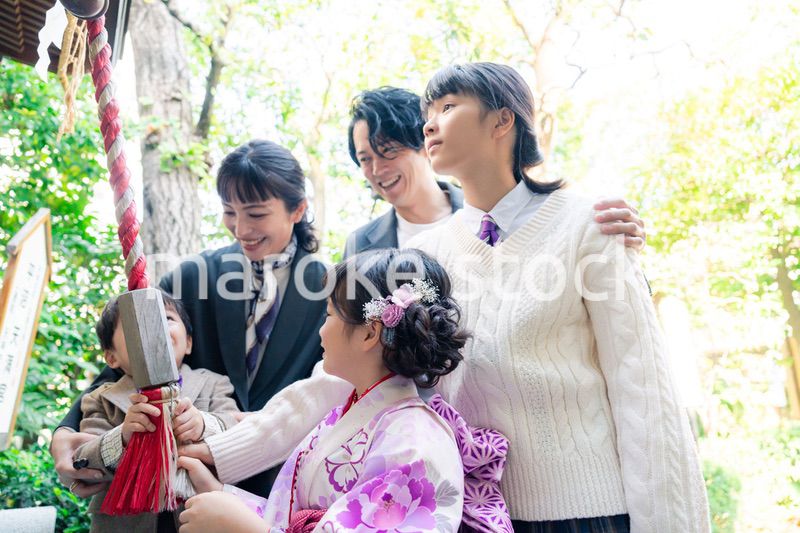 七五三で神社に参拝をするファミリー