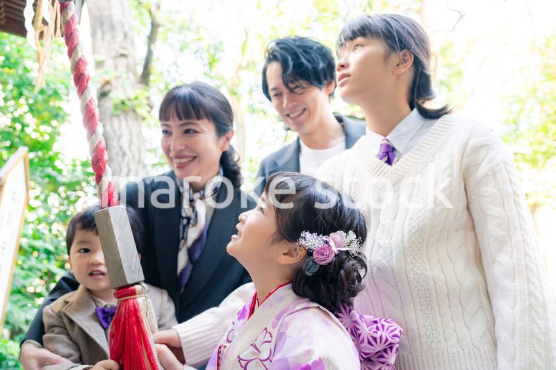 七五三で神社に参拝をするファミリー