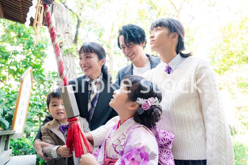 七五三で神社に参拝をするファミリー