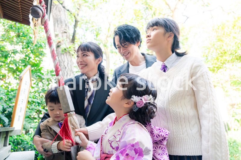 七五三で神社に参拝をするファミリー