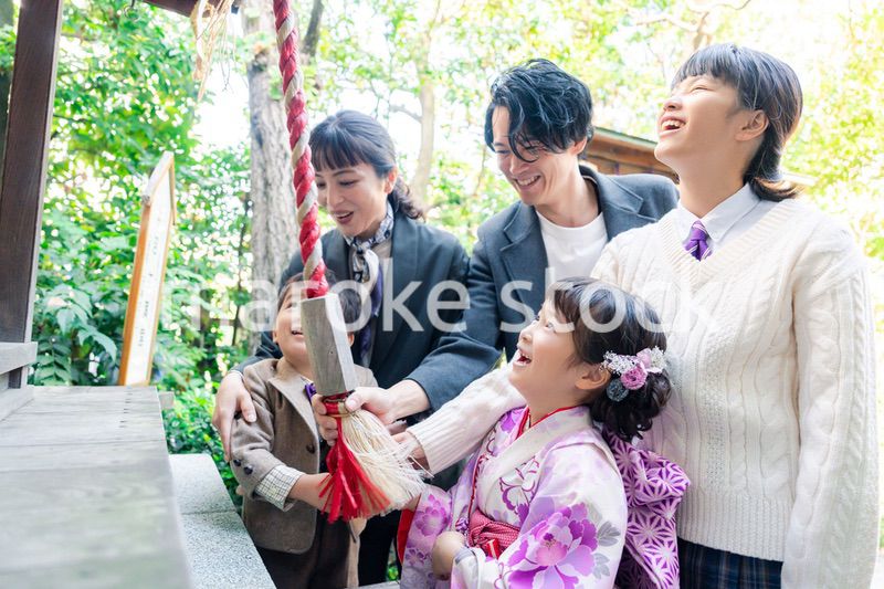 七五三で神社に参拝をするファミリー