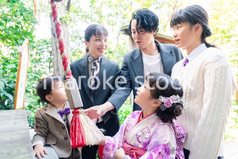 七五三で神社に参拝をするファミリー