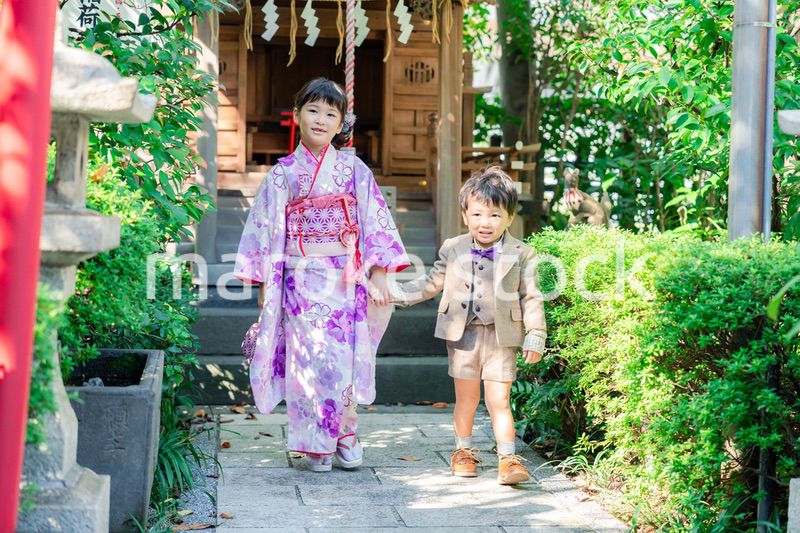弟と一緒に七五三の参拝をする5歳のお姉さん