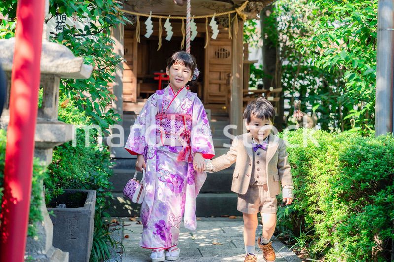 弟と一緒に七五三の参拝をする5歳のお姉さん