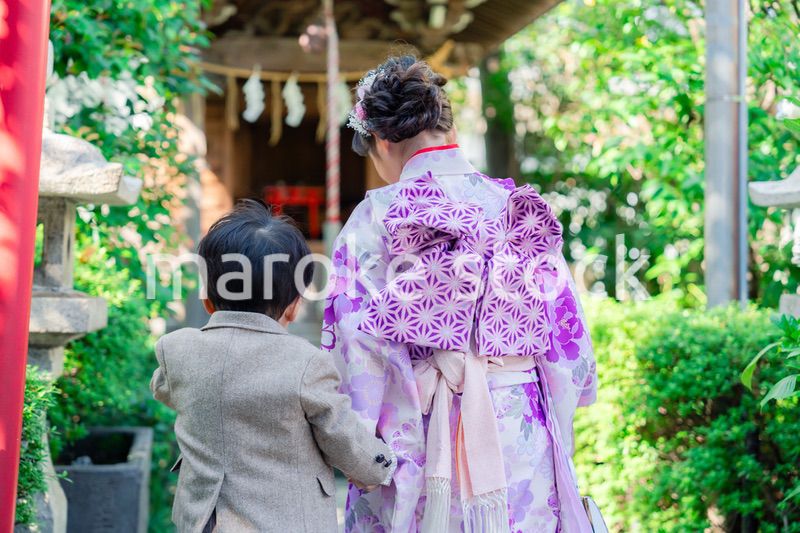 弟と一緒に七五三の参拝をする5歳のお姉さん