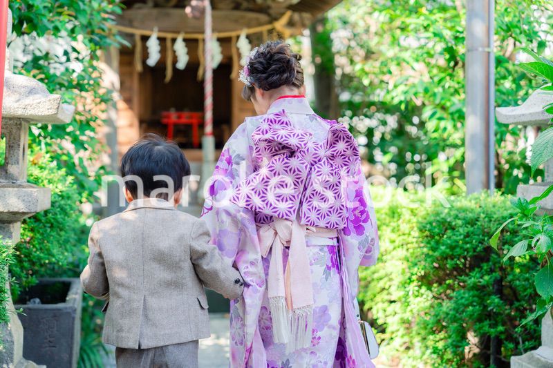 弟と一緒に七五三の参拝をする5歳のお姉さん