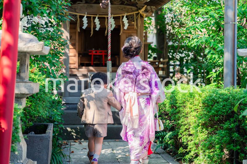 弟と一緒に七五三の参拝をする5歳のお姉さん