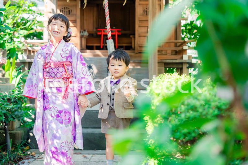 弟と一緒に七五三の参拝をする5歳のお姉さん