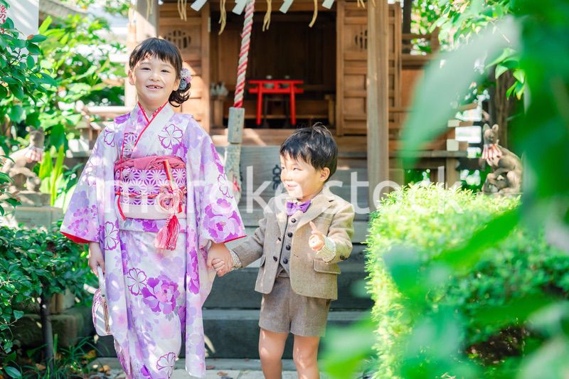 弟と一緒に七五三の参拝をする5歳のお姉さん