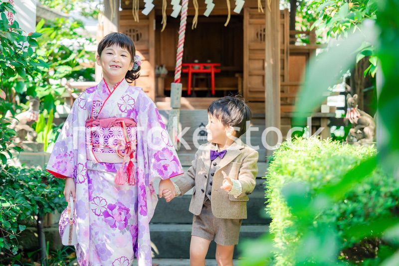 弟と一緒に七五三の参拝をする5歳のお姉さん