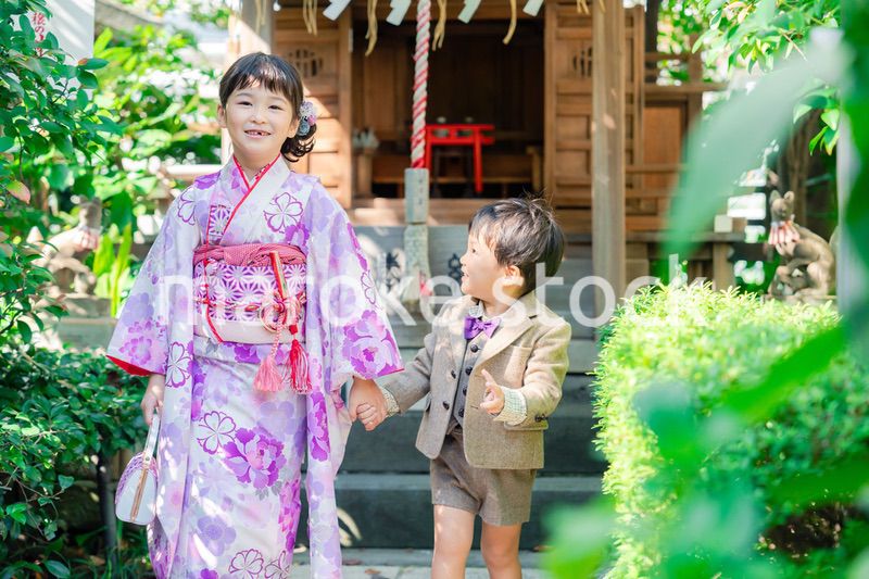弟と一緒に七五三の参拝をする5歳のお姉さん