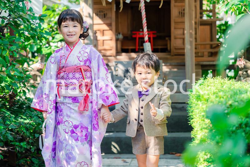 弟と一緒に七五三の参拝をする5歳のお姉さん