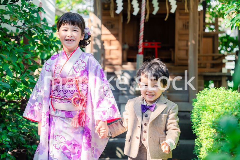 弟と一緒に七五三の参拝をする5歳のお姉さん