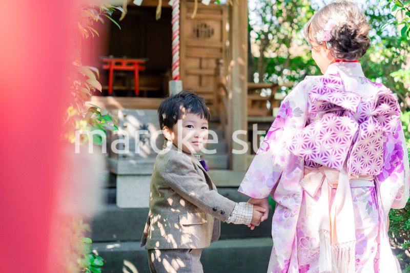 弟と一緒に七五三の参拝をする5歳のお姉さん