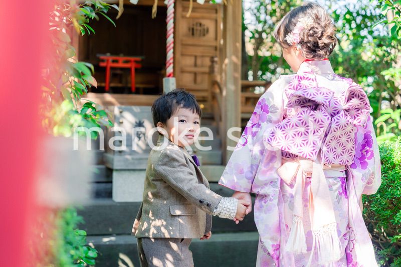 弟と一緒に七五三の参拝をする5歳のお姉さん