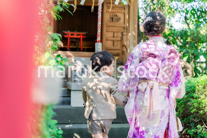 弟と一緒に七五三の参拝をする5歳のお姉さん