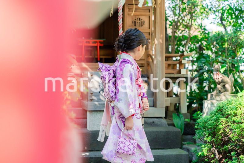弟と一緒に七五三の参拝をする5歳のお姉さん