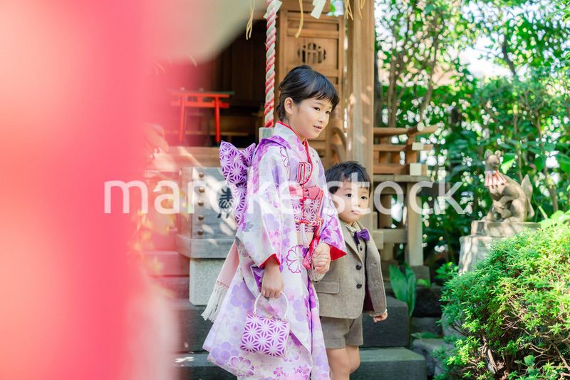 弟と一緒に七五三の参拝をする5歳のお姉さん