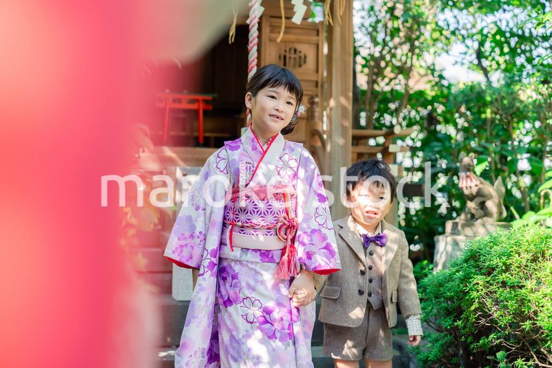 弟と一緒に七五三の参拝をする5歳のお姉さん