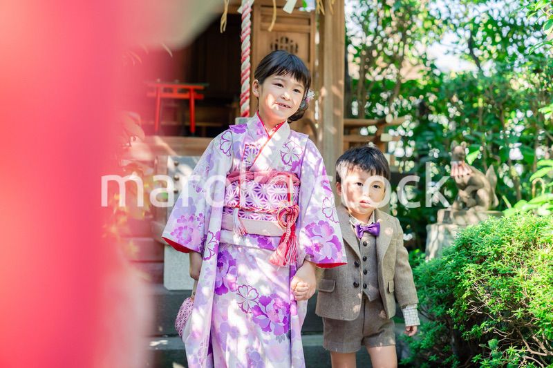 弟と一緒に七五三の参拝をする5歳のお姉さん