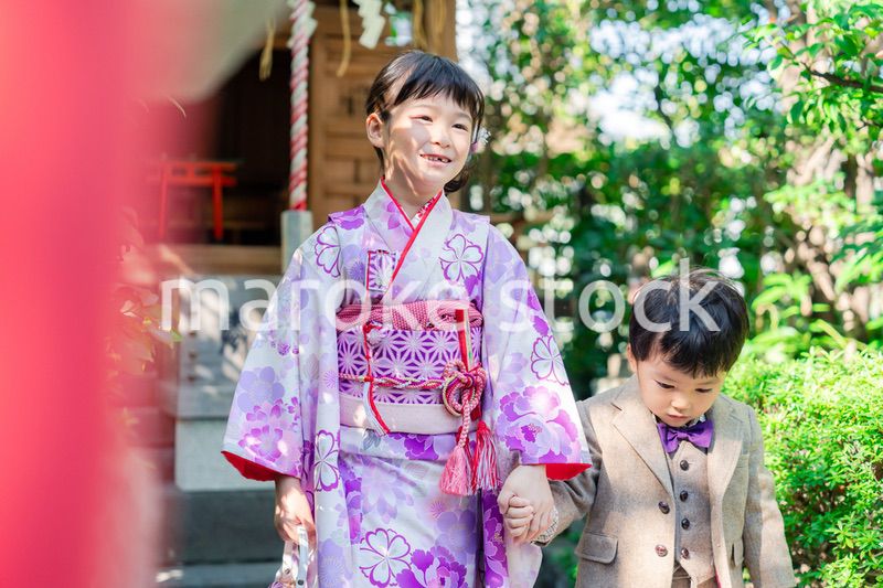 弟と一緒に七五三の参拝をする5歳のお姉さん