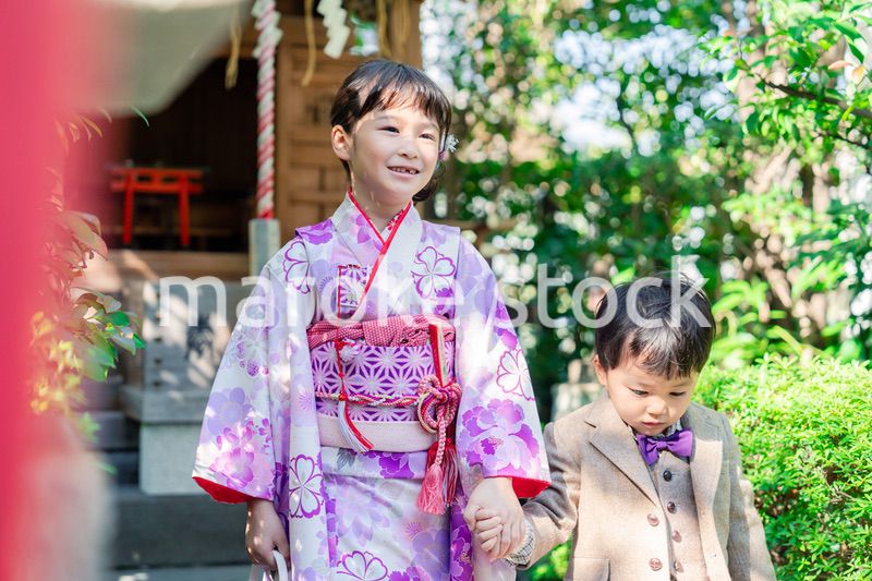 弟と一緒に七五三の参拝をする5歳のお姉さん