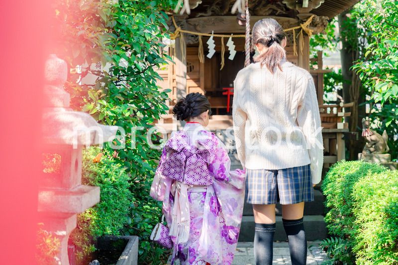 七五三の参拝をする姉妹