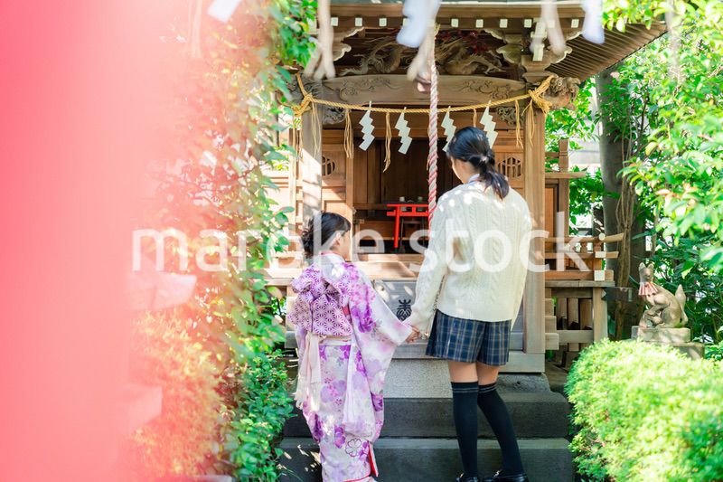 七五三の参拝をする姉妹