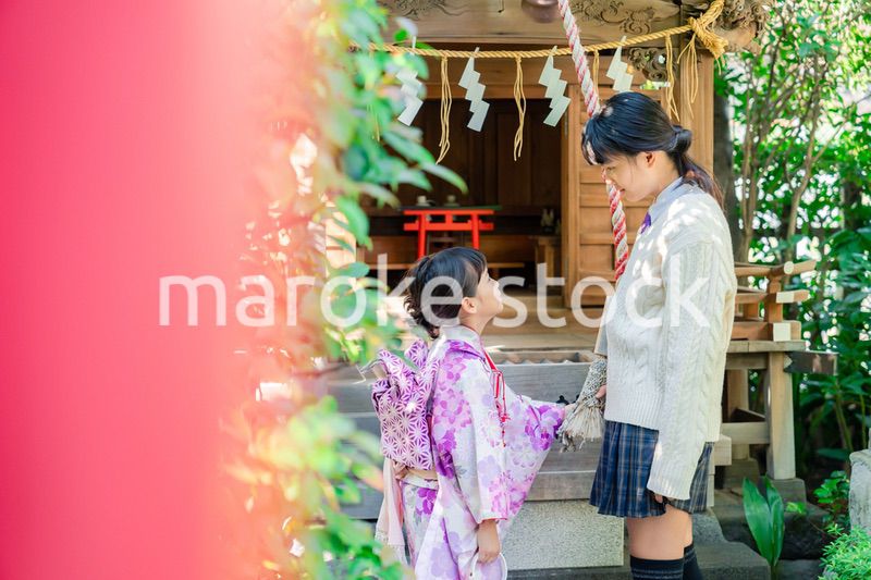 七五三の参拝をする姉妹