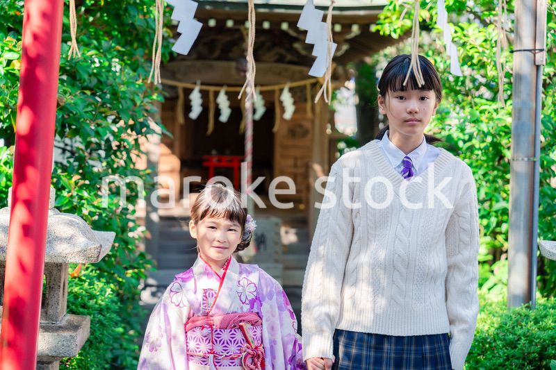 七五三の参拝をする姉妹