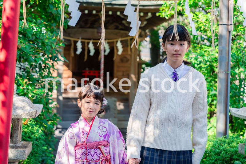 七五三の参拝をする姉妹