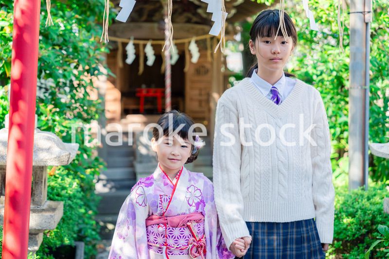 七五三の参拝をする姉妹