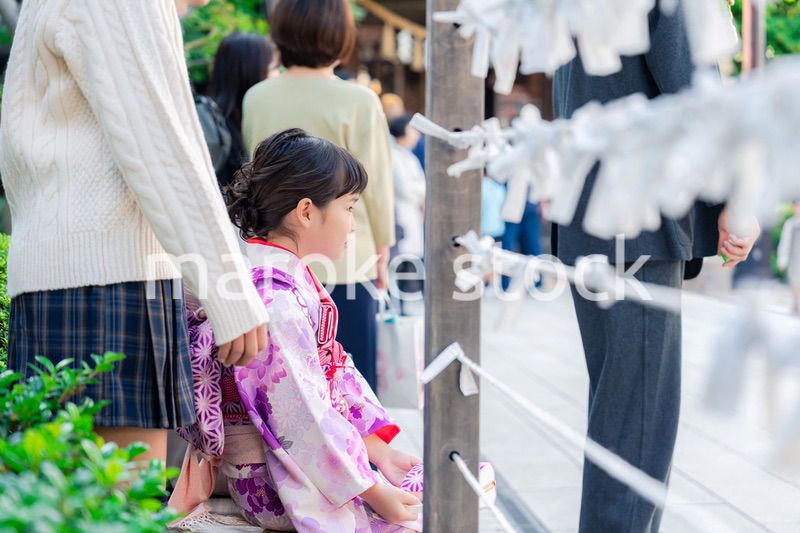 七五三の参拝をする姉妹