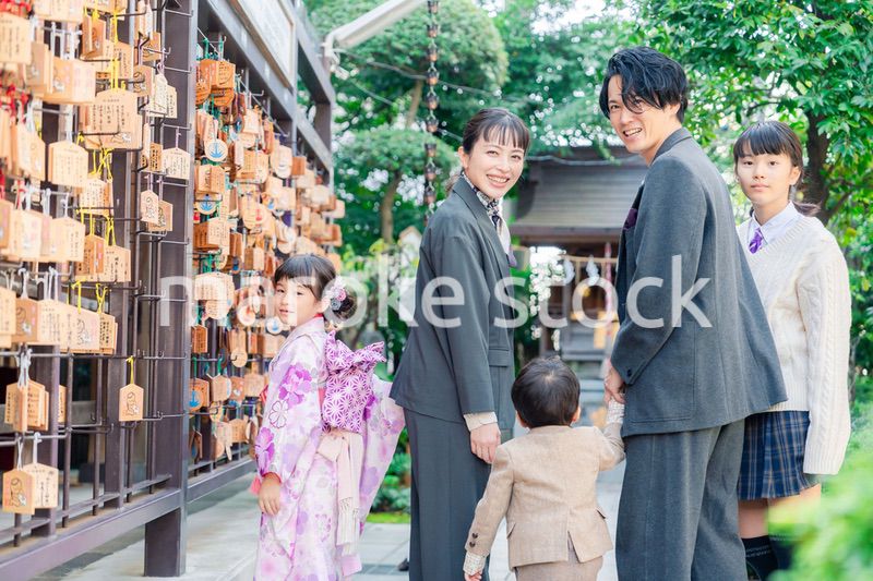 兄弟姉妹揃って神社で七五三のお祝いをする家族