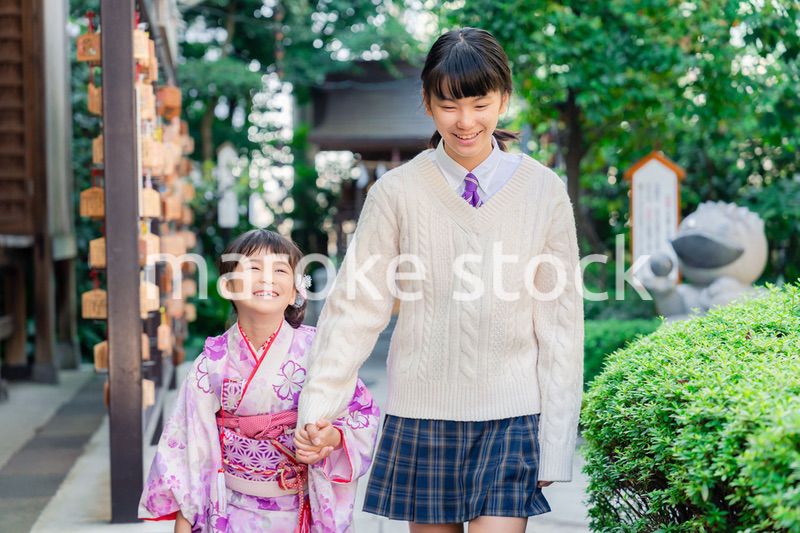 七五三の参拝をする姉妹