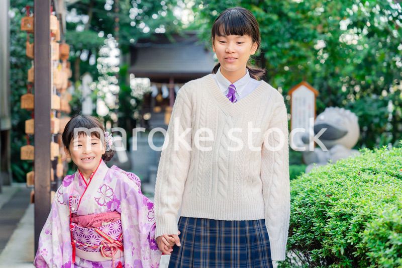七五三の参拝をする姉妹