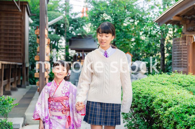 七五三の参拝をする姉妹