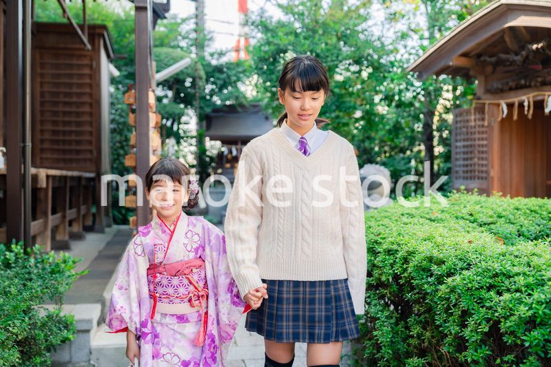 七五三の参拝をする姉妹