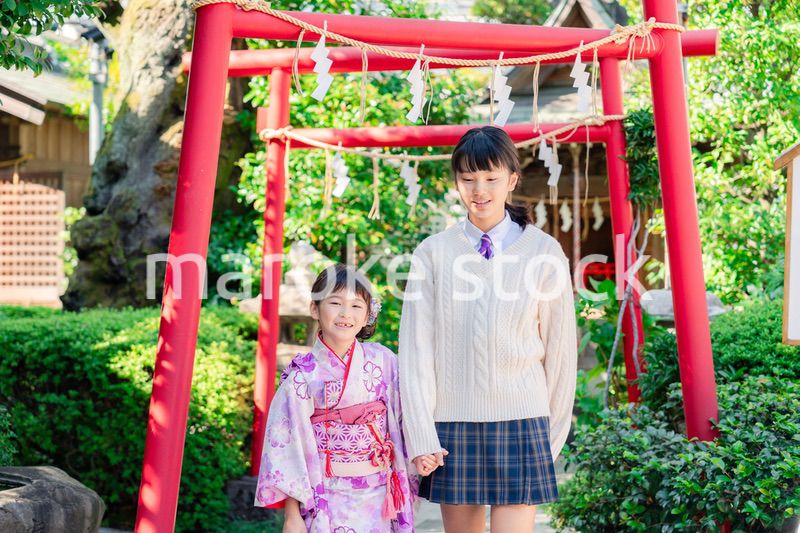 七五三の参拝をする姉妹