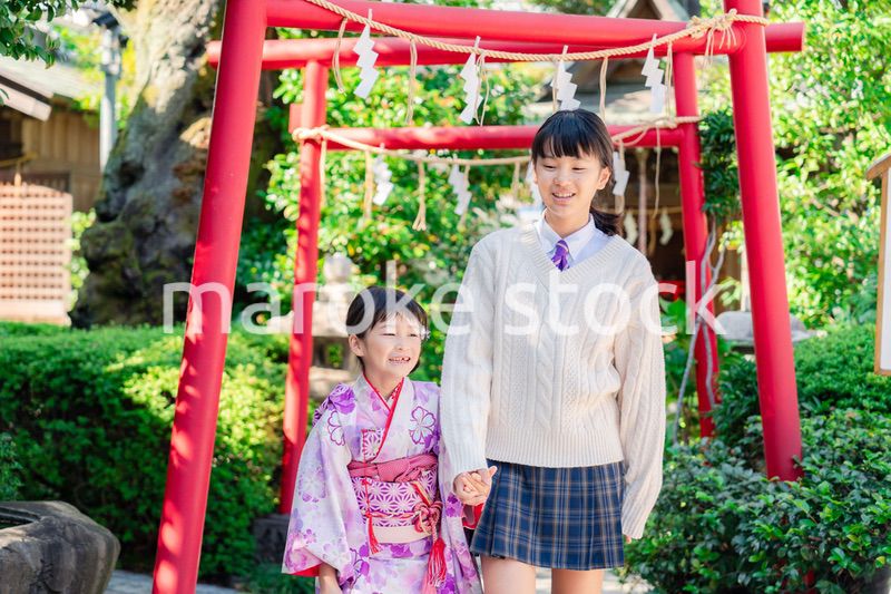 七五三の参拝をする姉妹
