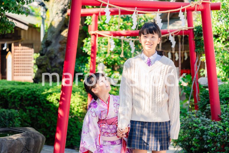 七五三の参拝をする姉妹